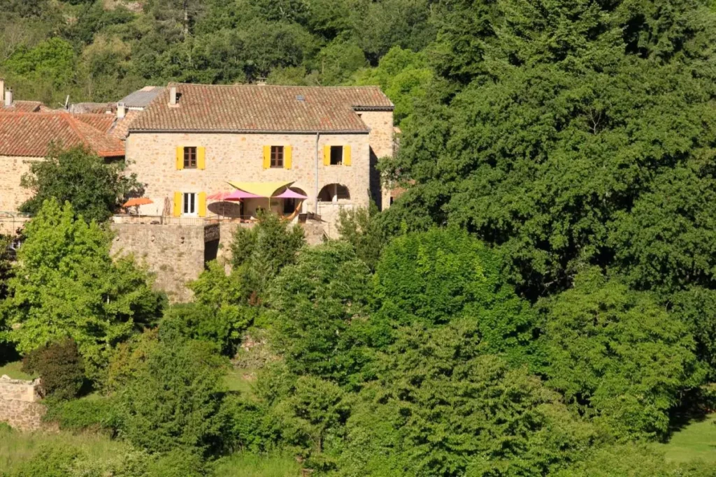 grand gîte de 15 personnes en Cévennes ardéchoises. Entouré d'arbres et de nature